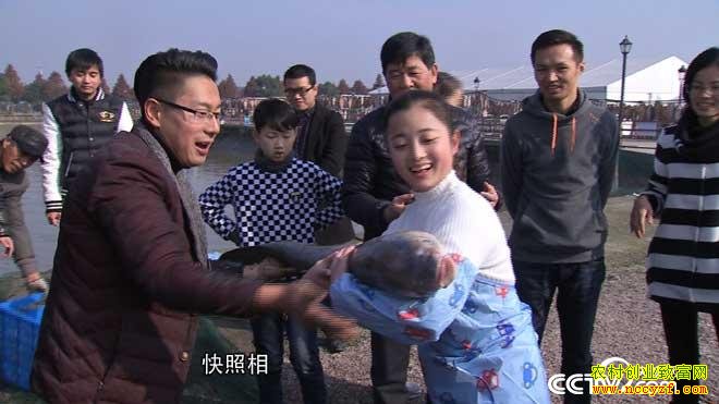 致富经:把青鱼挂起来更赚钱