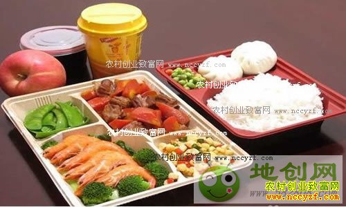 南京大学生梁作成送外卖创业 下午三点才吃午饭